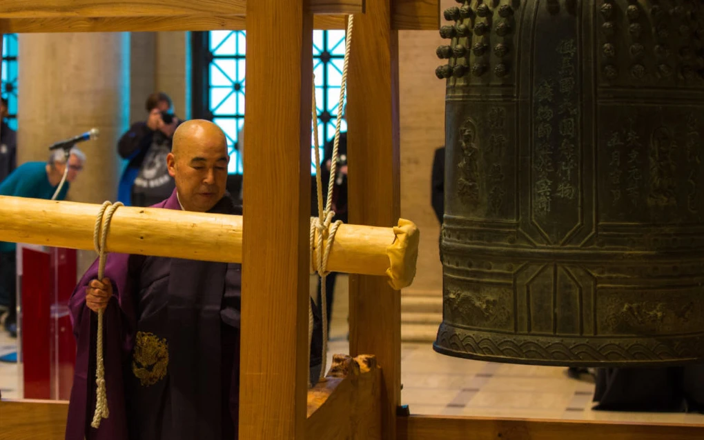 39th Annual Japanese New Year's Bell-Ringing Ceremony Event (Purifying Rings of a 2,100 Pound, 16th-Century Japanese Temple Bell) See Video  | Japanese-City.com