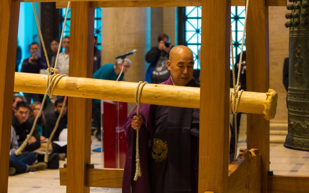 39th Annual Japanese New Year's Bell-Ringing Ceremony Event (Purifying Rings of a 2,100 Pound, 16th-Century Japanese Temple Bell) See Video  | Japanese-City.com