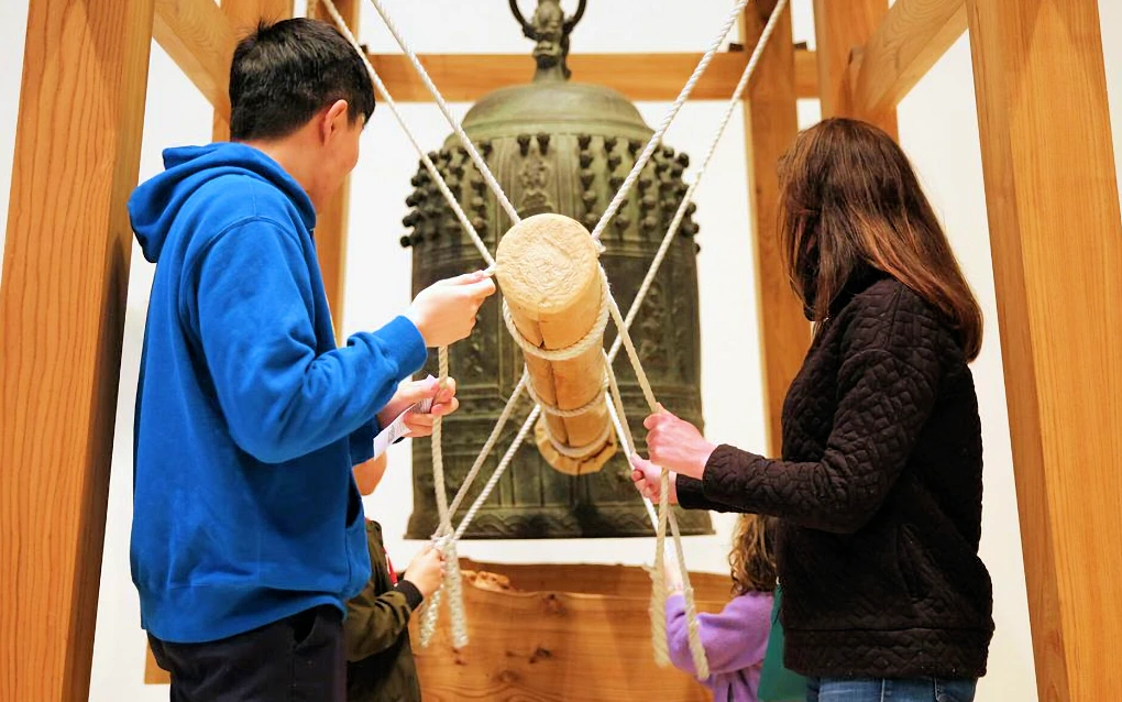 39th Annual Japanese New Year's Bell-Ringing Ceremony Event (Purifying Rings of a 2,100 Pound, 16th-Century Japanese Temple Bell) See Video  | Japanese-City.com