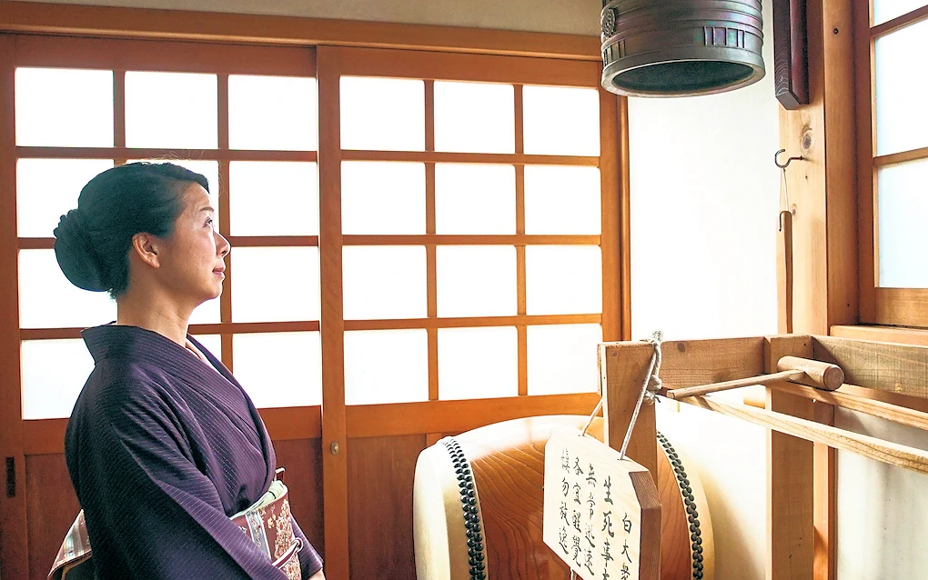 39th Annual Japanese New Year's Bell-Ringing Ceremony Event (Purifying Rings of a 2,100 Pound, 16th-Century Japanese Temple Bell) See Video  | Japanese-City.com